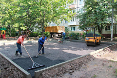 На Литовском бульваре ремонтируют асфальтобетонное покрытие