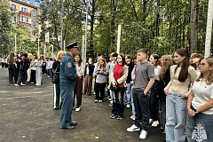 Сотрудники 1‑го и 3‑го ТОНПР по ЮЗАО УНПР ГУ МЧС России по г. Москве провели серию занятий по эвакуации в общеобразовательных организациях округа.
