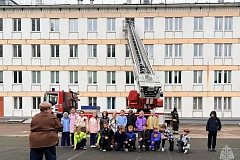 Сотрудники Главного управления МЧС России по городу Москве организовали цикл тематических занятий в общеобразовательных учреждениях ЮЗАО в преддверии Дня гражданской обороны